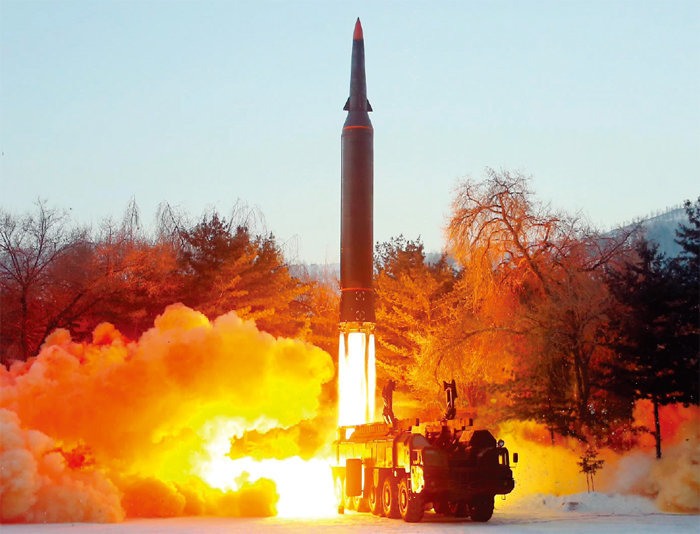 북한이 2022년 1월 시험발사한 극초음속 미사일. [뉴시스]