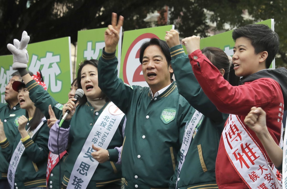 대만 총통 선거에 출마한 집권 여당 민주진보당 라이칭더 후보가 유세 도중 지지자를 향해 승리의 브이(V)를 만들어 보이고 있다. AP 뉴시스