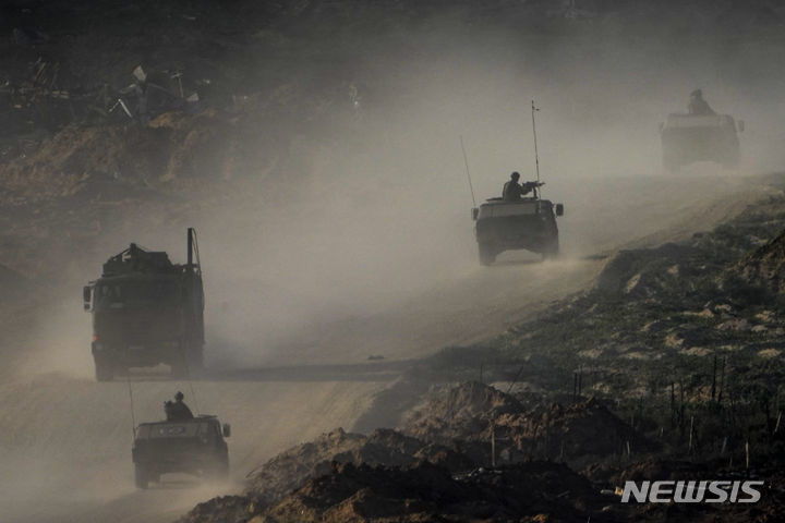 가자지구로 이동하는 이스라엘군 전투 차량. 뉴시스