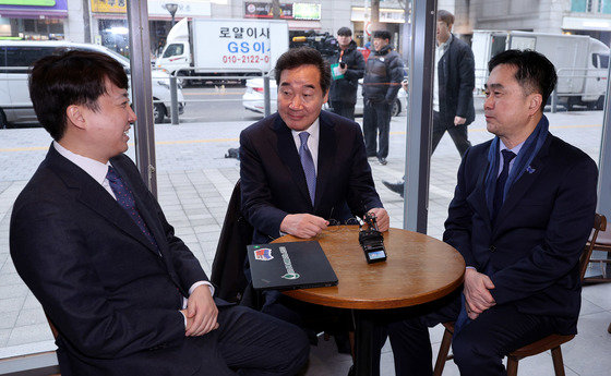 신당 창당을 선언한 이낙연 전 더불어민주당 대표와 이준석 개혁신당(가칭) 정강정책위원장, 김종민 무소속 의원이 14일 오전 서울 여의도의 한 카페에서 회동하고 있다. 2024.1.14/뉴스1