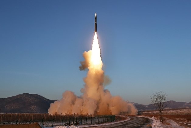 북한이 지난해 12월 발사한 신형 대륙간탄도미사일(ICBM) ‘화성-18형’의 모습. (평양 노동신문=뉴스1)