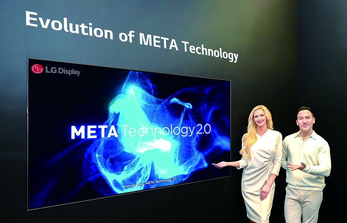 LG디스플레이 모델이 8일(현지 시간) ‘CES 2024’ 개막을 앞둔 미국 라스베이거스에서 ‘메타 테크놀로지 2.0’이 적용된 OLED TV 패널 신제품을 소개하고 있다.