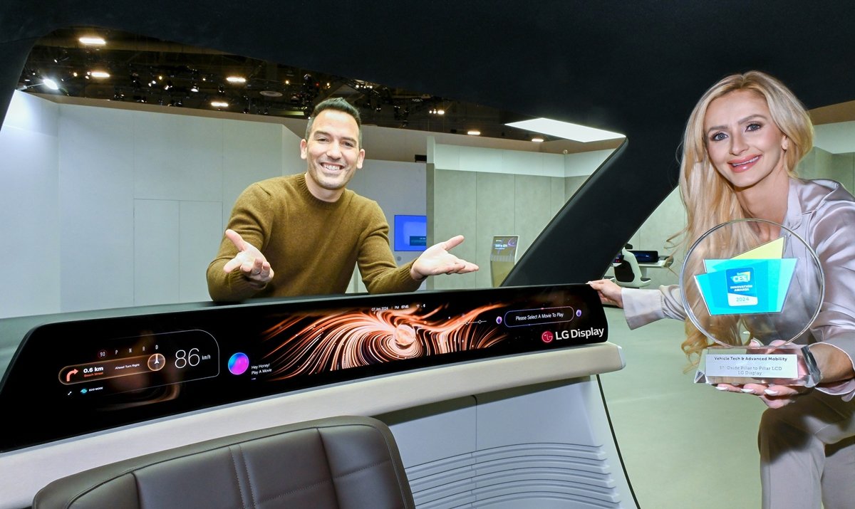 LG디스플레이의 세계 최대 크기의 차량용 디스플레이 ‘57인치 필러투필러 LCD’가 ‘CES 2024’에서 혁신상을 수상했다.