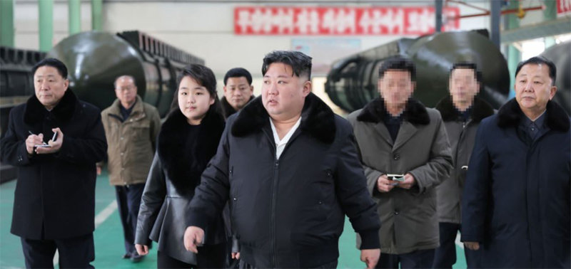 김정은이 새해 첫 행보로 딸 김주애와 함께 미사일차량 생산공장을 방문했다. 5일자 해당 보도에서 처음으로 북한 매체들은 김정은 다음으로 김주애를 존칭을 써가며 소개했다. 사진 출처 조선중앙통신
