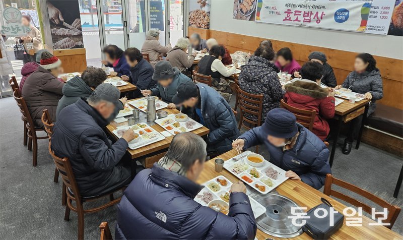 11일 오전 서울 마포구의 한 식당에서 어르신들이 삼삼오오 모여 앉아 식사하고 있다. 이곳은 마포구가 지난해부터 75세 이상 
홀몸노인을 대상으로 주 6회 무료로 점심 식사를 제공하는 ‘효도밥상’ 급식 기관이다. 김동주 기자 zoo@donga.com