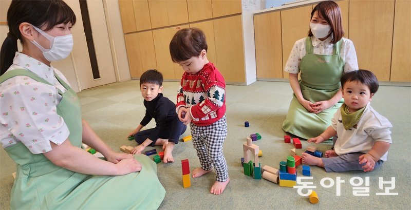 일본 도쿄 미나토구 이토추상사 본사에 있는 어린이집에서 교사들이 임직원 자녀들을 돌보고 있다. 도쿄=이상훈 특파원 sanghun@donga.com