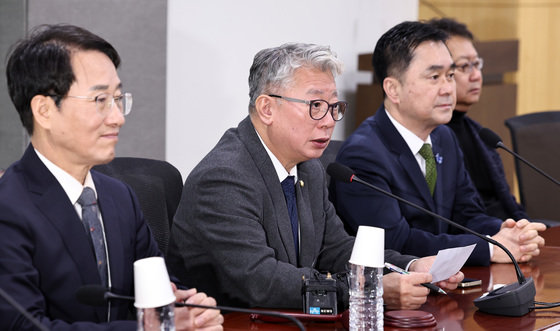 조응천 미래대연합(가칭) 창당준비위원장이 15일 오전 서울 여의도 국회의원회관에서 열린 미래대연합 확대운영회의에서 모두발언을 하고 있다. 2024.1.15. 뉴스1