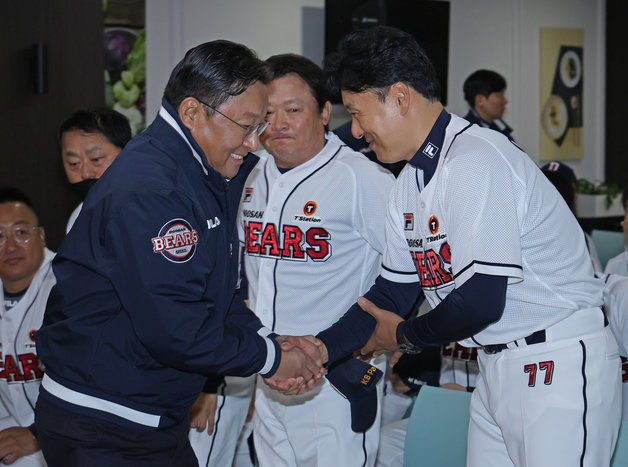 고영섭 두산 베어스 대표이사(왼쪽)과 이승엽 감독.(두산 베어스 제공) 뉴스1