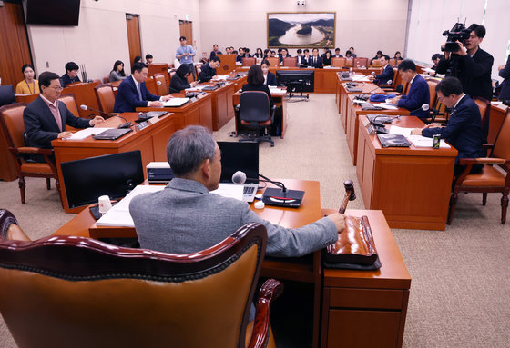 윤준병 국회 농림축산해양수산위 안건조정위원장이 15일 서울 여의도 국회에서 열린 농림축산식품해양수산위원회 안건조정위원회에서 의사봉을 두드리고 있다. 2024.1.15 뉴스1