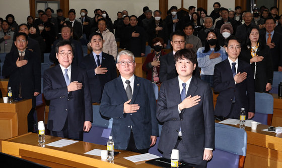 이낙연 전 더불어민주당 대표와 조응천 미래대연합(가칭) 창당준비위원장, 이준석 개혁신당(가칭) 정강정책위원장이 14일 오전 서울 여의도 국회의원회관에서 열린 미래대연합 창당준비위 출범식 및 창당 발기인대회에서 대화하고 있다./뉴스1 ⓒ News1