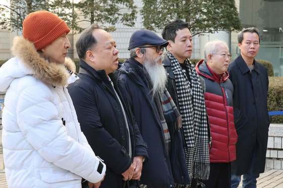 고(故) 이예람 중사의 아버지 이주완씨(왼쪽 세 번째)가 15일 서울 서초구 서울중앙지법원에서 열린 위계공무집행방해 공판 선고를 마친 후 입장을 밝히고 있다. 2024.1.15/뉴스1 ⓒ News1