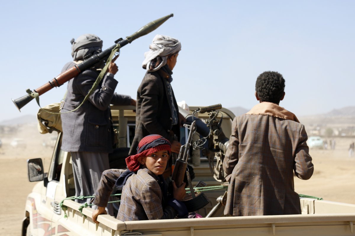 14일 예멘 수도 사나에서 후티 반군 전투원들이 무기를 든 채 이동하고 있다. 사나=AP 뉴시스