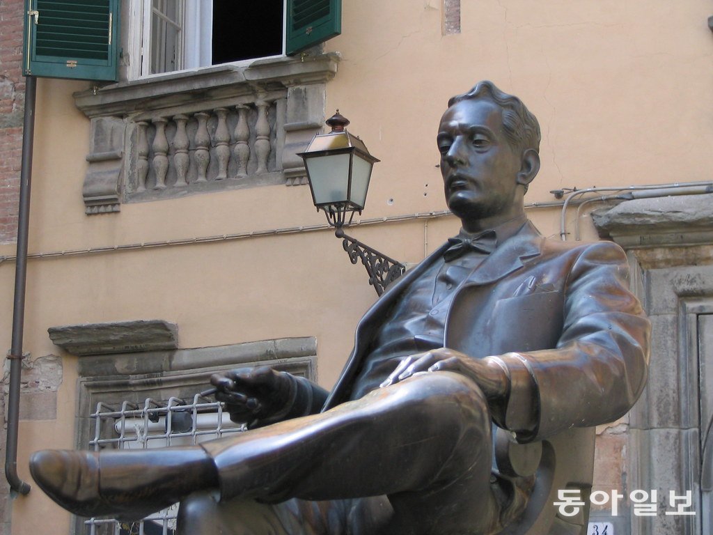 이탈리아 루카의 푸치니 생가 박물관 앞에 있는 푸치니의 동상. 그는 100년 전인 1924년 후두암으로 세상을 떠났다. 동아일보DB