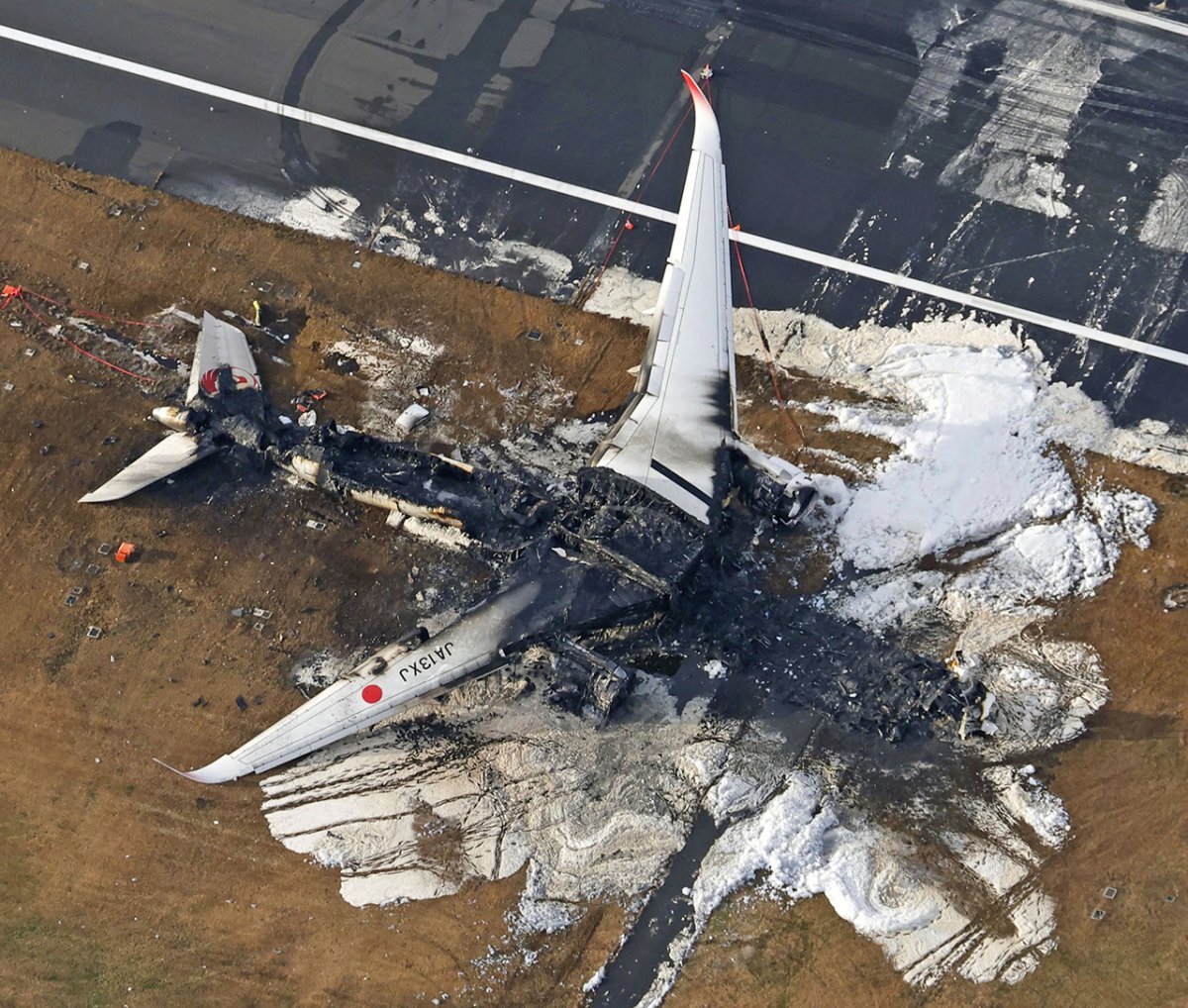 착륙 도중 다른 항공기와 충돌하면서 불이 붙어 전소된 일본항공 516편(JA13XJ) A350 항공기. 형체가 남지 않을 정도로 동체가 타버렸지만 모든 탑승객은 무사히 탈출했습니다. 도쿄=AP 뉴시스