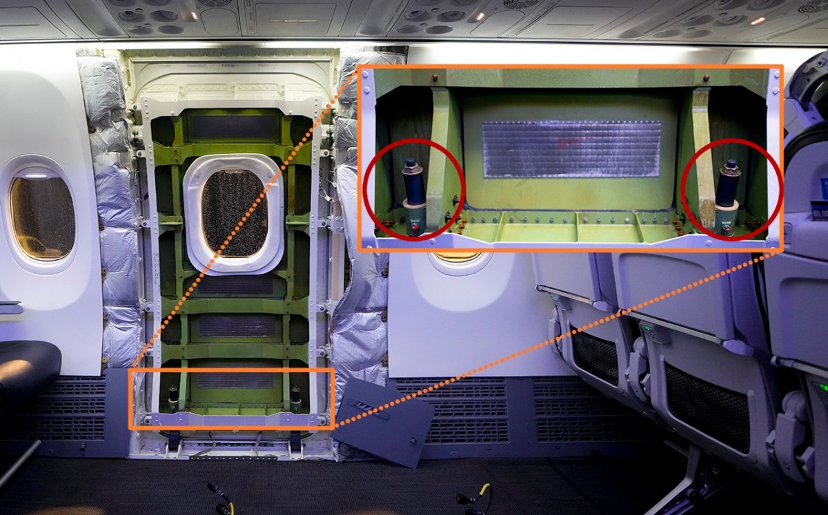 737-9의 도어플러그 내부 구조. 붉은색 원 안이 도어플러그를 고정하는 볼트입니다. 이런 볼트 4개(위 아래 각 2개씩)가 도어플러그를 고정하는 구조입니다.