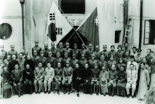 1940년 9월 17일 한국광복군총사령부 성립 전례식 기념사진. 이 중 여성 광복군 4명이 확인된다. 사진 출처 대한민국임시정부 자료집