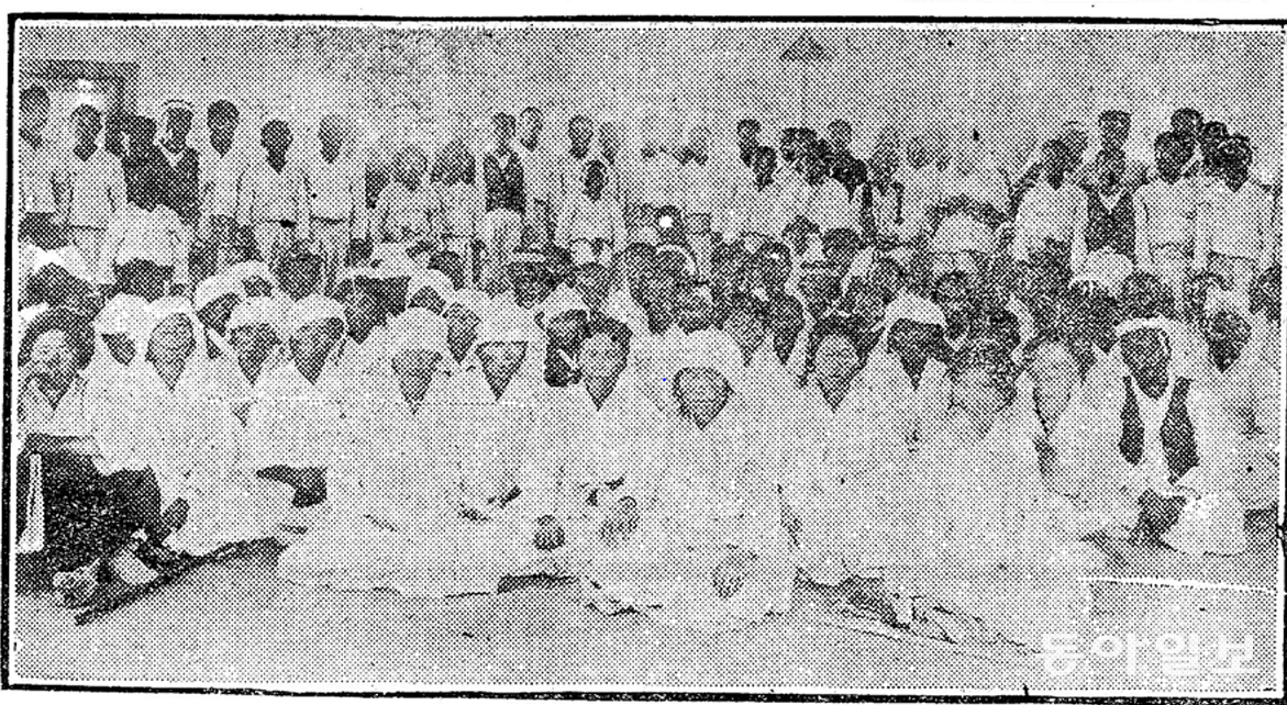 1925년 10월 23일자 동아일보에 실린 도초도 주민 사진. 주민 200여 명이 목포경찰서를 방문해 소작 쟁의를 이끌다가 체포된 간부들의 석방을 요구하고 있다. 맨 앞줄에 여성들이 앉아있다. 동아일보DB