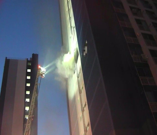 15일 오후 5시35분쯤 경북 영천시 금호읍 20층 아파트 9층에서 화재가 발생해 1시간여만에 진화됐다.(경북소방본부 제공)2024.1.15/뉴스1