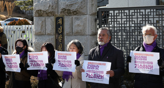 10.29 이태원 참사 유가족협의회가 15일 오후 서울 서초구 대검찰청 앞에서 검찰 수사심의위원회와 관련한 유가족 측 입장을 밝히고 있다. 이날 열린 수심위에서는 이태원 참사와 관련해 김광호 서울경찰청장 및 최성범 용산소방서장 기소 여부를 판단한다. 대검 규정상 수사심의위 판단은 권고 성격이어서 검찰이 이를 반드시 따라야 하는 강제성은 없다. 2024.1.15/뉴스1