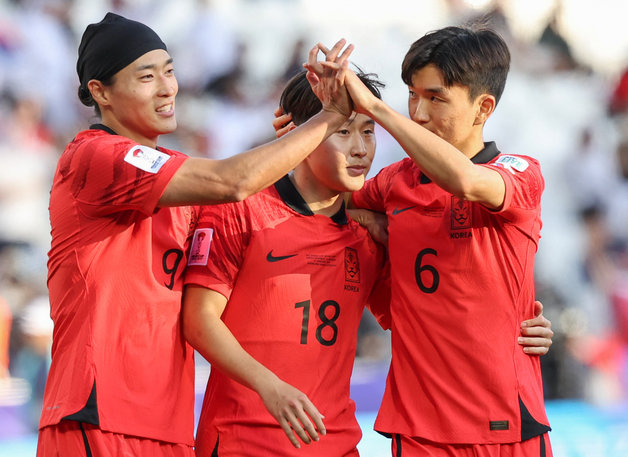 대한민국 축구대표팀 이강인이 15일(현지시간) 카타르 도하 자심 빈 하마드 스타디움에서 열린 2023 아시아축구연맹(AFC) 카타르 아시안컵 조별리그 E조 대한민국과 바레인의 경기에서 팀의 세 번째 골을 넣은 후 동료 선수들과 기뻐하고 있다. 2024.1.15/뉴스1