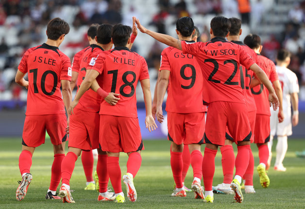 대한민국 축구대표팀 이강인이 15일(현지시간) 카타르 도하 자심 빈 하마드 스타디움에서 열린 2023 아시아축구연맹(AFC) 카타르 아시안컵 조별리그 E조 대한민국과 바레인의 경기에서 골을 넣고 동료 선수들과 기뻐하고 있다. 2024.1.15/뉴스1