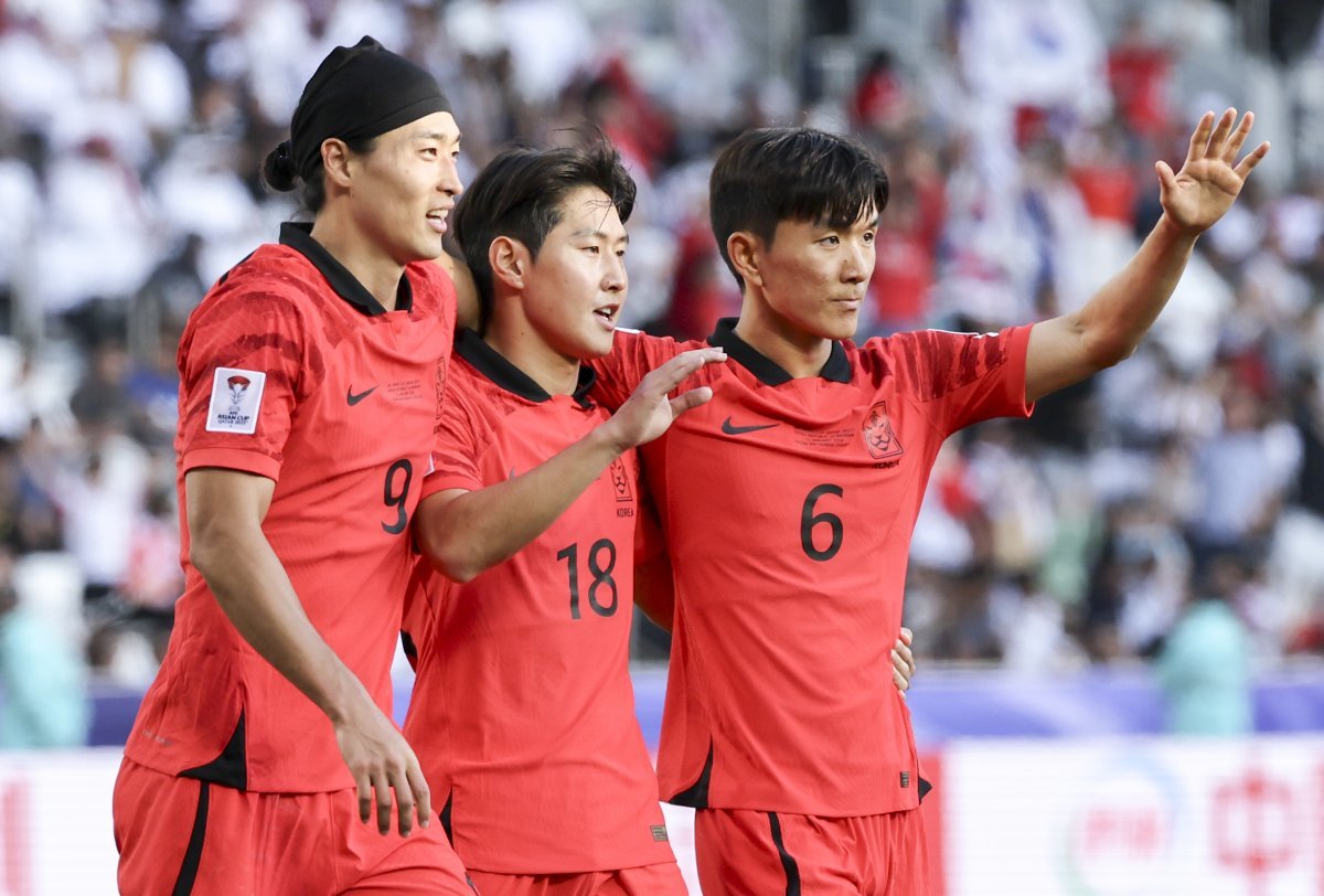 한국 축구대표팀의 이강인(가운데)이 15일 카타르 도하에서 열린 바레인과의 아시안컵 조별리그 E조 1차전 후반 23분 3-1로 
앞서는 쐐기골을 터뜨린 뒤 조규성(왼쪽), 황인범과 함께 기쁨을 나누고 있다. 이강인은 후반 11분에도 2-1을 만드는 골로 팀 
승리를 이끌었다. 도하=뉴시스