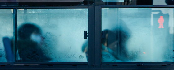전국에 내리던 비나 눈이 그치면서 아침 기온이 영하권으로 크게 떨어진 15일 오전 서울 종로구 광화문 네거리에서 본 버스 창문에 성에가 끼어 있다. 2024.1.15/뉴스1