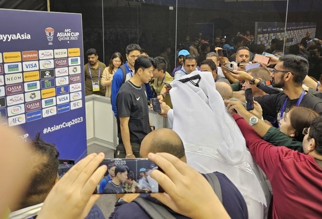 Son Heung-min receiving questions from foreign media after the Bahrain match.  News 1