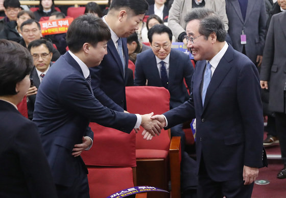 이준석 개혁신당 정강정책위원장(왼쪽)과 이낙연 전 더불어민주당 대표. 뉴스1