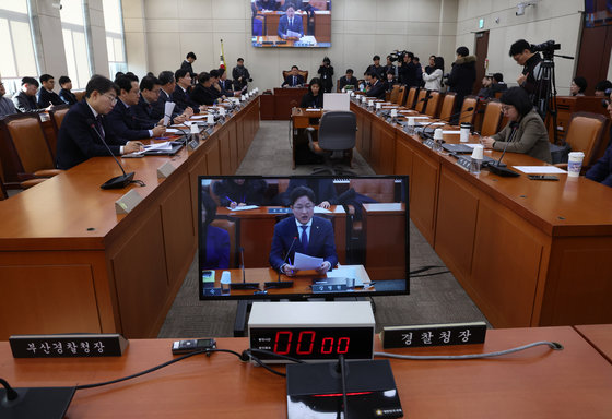 16일 서울 여의도 국회에서 이재명 더불어민주당 대표 피습 사건과 관련해 경찰의 축소·은폐 의혹을 규명을 위해 열린 행정안전위원회 전체회의가 여당 의원들과 경찰청장이 불참한 가운데 열리고 있다. 2024.1.16. 뉴스1