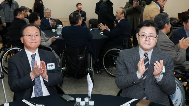 윤재옥 국민의힘 원내대표(왼쪽)와 홍익표 더불어민주당 원내대표가 9일 서울 영등포구 이룸센터에서 열린 2024 장애계 신년인사회에 참석해 손뼉을 치고 있다. 2024.1.9/뉴스1