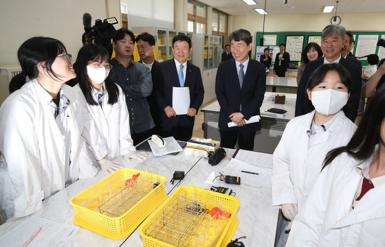 이주호 사회부총리 겸 교육부 장관이 지난해 제주 서귀포시 표선고등학교 과학실습실에서 과학 수업을 참관하고 있다. 표선고는 2021년부터 국제 바칼로레아 디플로마를 운영하고 있다. 뉴스1