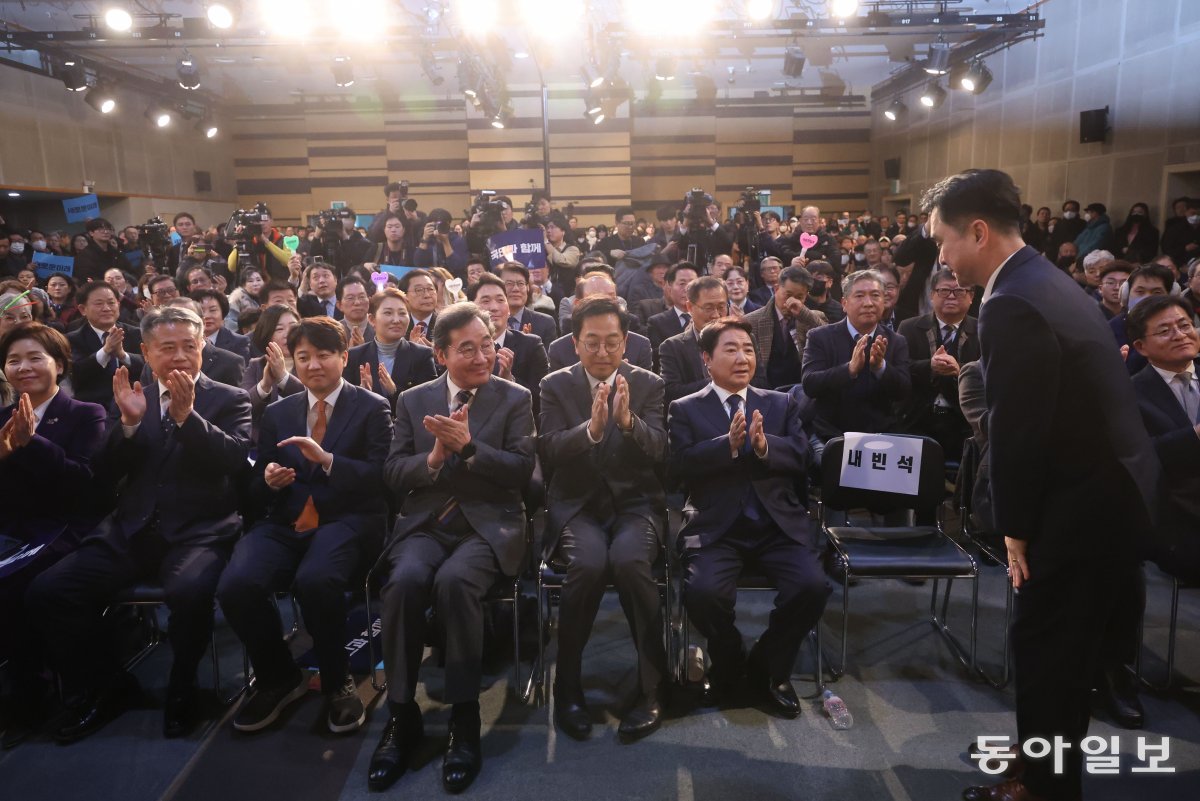 16일 김종민 의원이 행사 참가자들에게 인사하고 있다. 박형기 기자 oneshot@donga.com