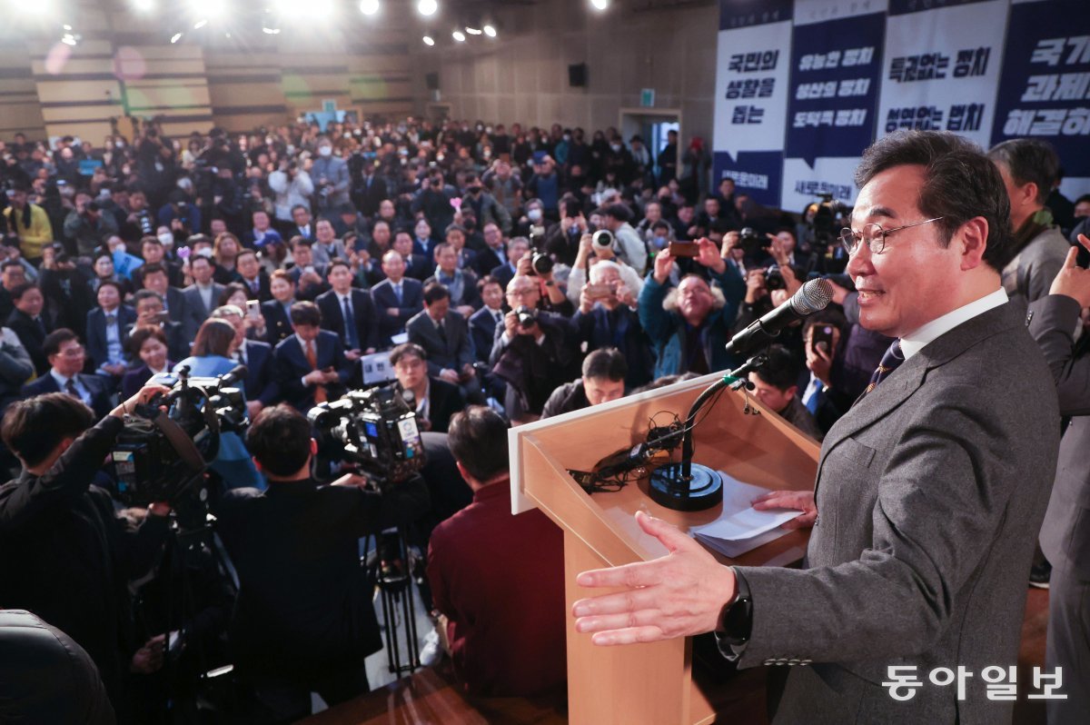 16일 이낙연 전 더불어민주당 대표가 단상에 올라 축사하고 있다. 박형기 기자 oneshot@donga.com