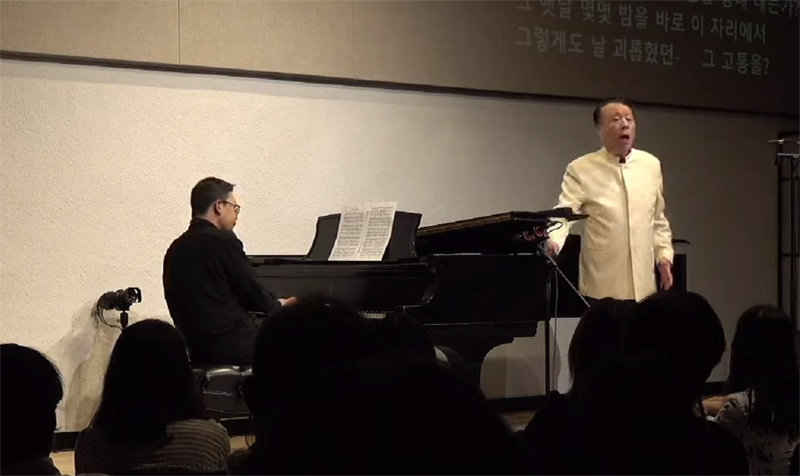 바리톤 박흥우(오른쪽)가 지난해 7월 서울 종로구 대학로 예술가의 집에서 열린 ‘더하우스콘서트’에서 정태양의 피아노 반주로 
슈베르트의 ‘도펠겡어’를 노래하고 있다. 20년 넘게 인연을 맺었지만 두 사람이 함께 무대에 선 것은 이때가 처음이다. 박흥우 
제공