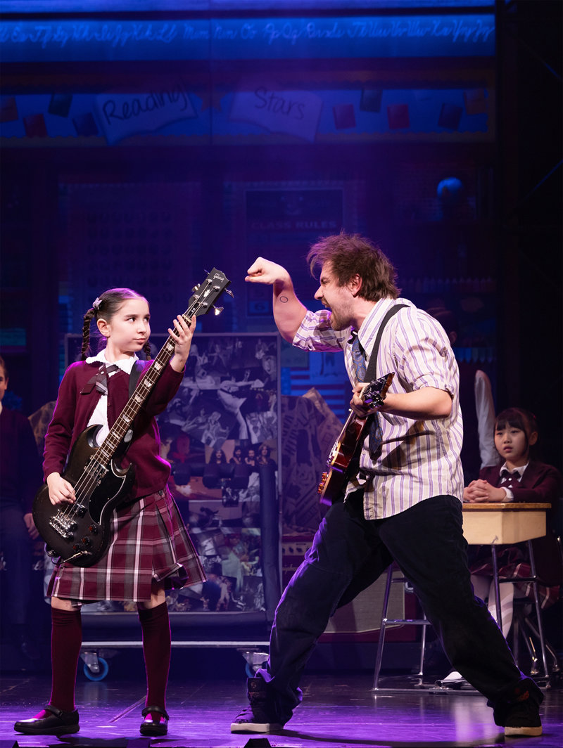 뮤지컬 ‘스쿨 오브 락’에서 주인공 듀이(오른쪽)가 학교의 록밴드 멤버 케이티에게 베이스 기타를 가르치는 장면. 에스앤코 제공