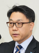 [단독]퇴임 앞둔 김진욱, 英학회 참석차 휴가 논란