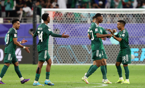 사우디아라비아 가리브가 16일(현지시간) 카타르 도하 칼리파 인터내셔널 스타디움에서 열린 2023 아시아축구연맹(AFC) 카타르 아시안컵 조별리그 F조 사우디아라비아와 오만의 경기에서 동점골을 넣은 후 하이파이브를 하고 있다. 2023.1.17/뉴스1