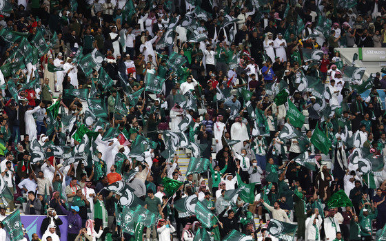 사우디아라비아 축구팬들이 16일(현지시간) 카타르 도하 칼리파 인터내셔널 스타디움에서 열린 2023 아시아축구연맹(AFC) 카타르 아시안컵 조별리그 F조 사우디아라비아와 오만의 경기에서 가리브의 동점골에 환호하고 있다. 2023.1.17/뉴스1