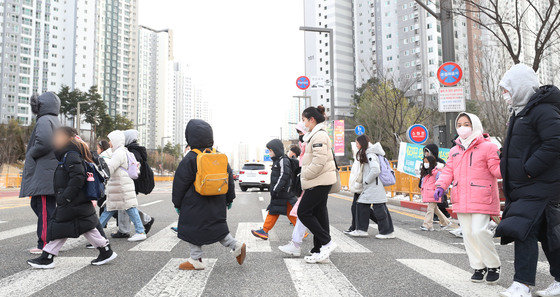 18일 오전 경기 화성시의 한 초등학교 앞에서 아이들이 두꺼운 외투를 입고 등교를 하고 있다. (사진은 기사 내용과 무관함) 2023.12.18/뉴스1