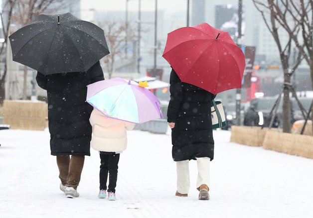 서울 종로구 광화문광장 일대에서 한 가족이 우산을 쓰고 발걸음을 옮기고 있다. 2024.1.9. 뉴스1