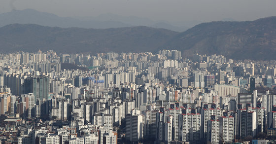 부동산 시장 침체가 이어지고 있는 16일 서울 남산에서 바라본 아파트 단지 모습. 2024.1.16. 뉴스1