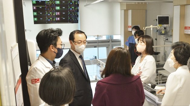 전병왕 보건복지부 보건의료정책실장이 17일 간호간병 통합서비스 정책에 대한 의견을 듣기 위해 에이치플러스 양지병원을 찾았다/에이치플러스 양지병원 제공