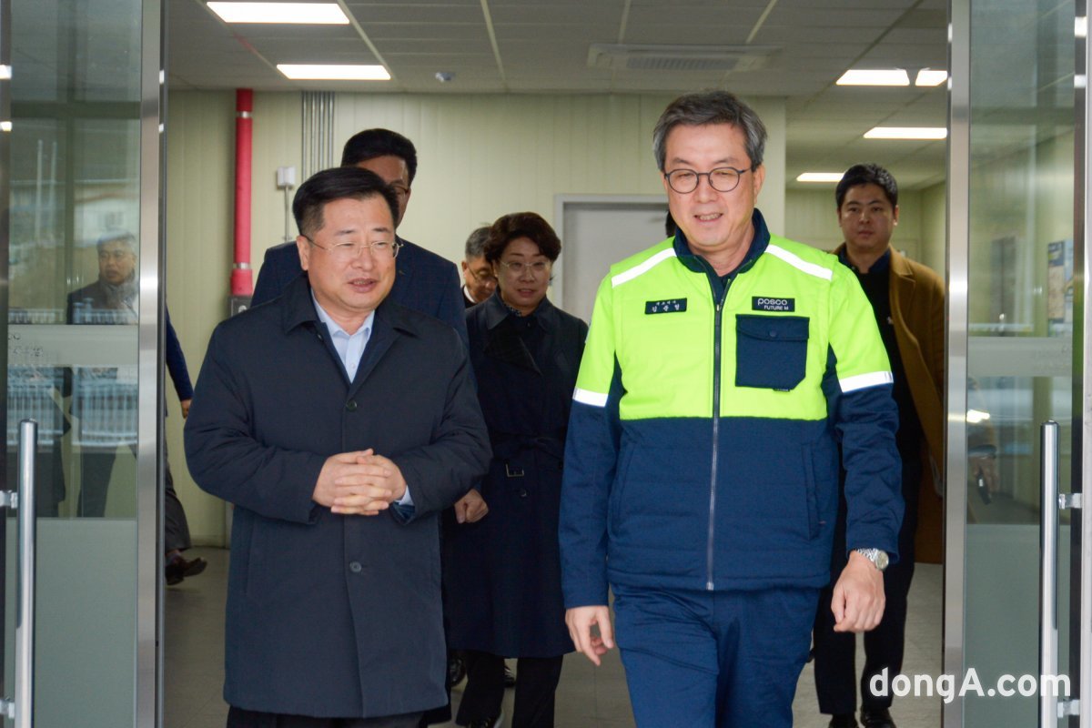 김준형 포스코퓨처엠 사장(오른쪽)과 강경성 산업통상자원부 제1차관이 간담회 참석을 위해 이동하고 있다.