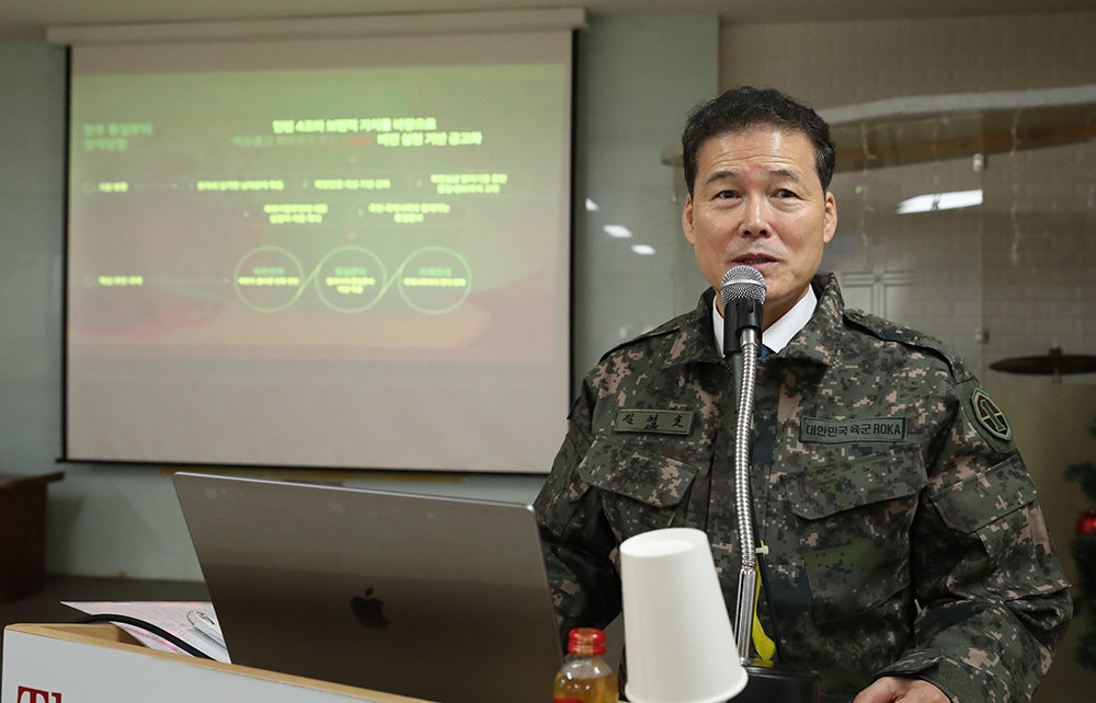 김영호 통일부 장관이 17일 오후 경기 파주에 위치한 화력여단 예하 부대를 방문해 강연을 하고 있다. (사진=통일부 제공) 2024.01.17.