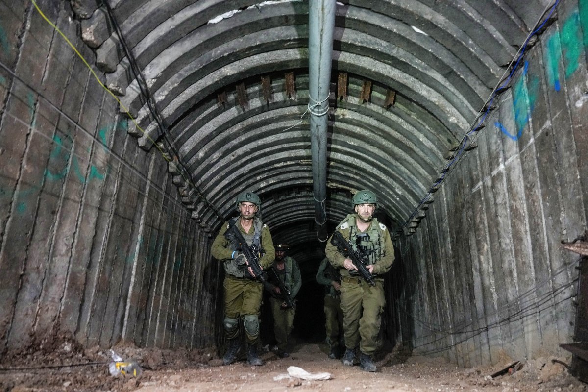 팔레스타인 무장단체 하마스의 지하 터널을 살피고 있는 이스라엘 군인들의 모습. 팔레스타인=AP/뉴시스