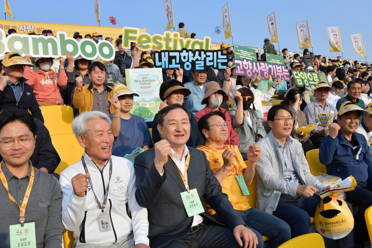 이병노 담양군수(앞줄 왼쪽에서 두 번째)가 프로축구 광주FC 경기장에서 고향사랑기부제를 홍보하고 있다.