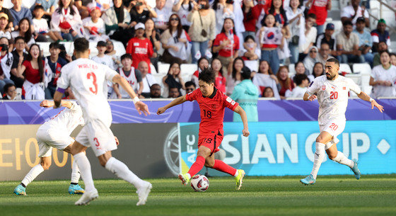 Lee Kang-in of the Korean national soccer team breaks through in the match between Korea and Bahrain in Group E of the 2023 Asian Football Confederation (AFC) Qatar Asian Cup held at Jassim Bin Hamad Stadium in Doha, Qatar, on the 15th (local time).  2023.1.15.  News 1