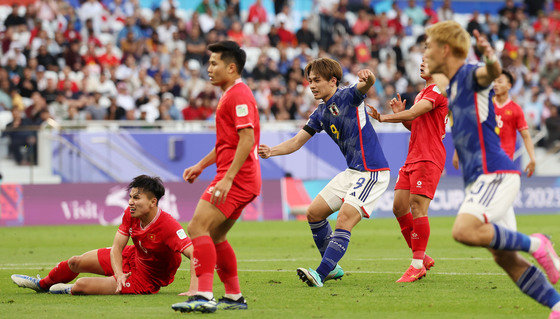일본 우에다 아야세가 14일(현지시간) 카타르 도하 알투마마 스타디움에서 열린 2023 아시아축구연맹(AFC) 카타르 아시안컵 일본과 베트남의 경기에서 쿠보 다케후사의 어시스트를 받아 팀의 네 번째 골을 넣고 있다. 2024.1.14. 뉴스1