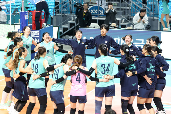 GS Caltex players are sharing their joy after winning with a set score of 3-1 in the professional volleyball Dodram 2023-2024 V-League women's match between GS Caltex and Heungkuk Life Insurance held at Jangchung Gymnasium in Jung-gu, Seoul on the 17th.  2024.1.17 News 1